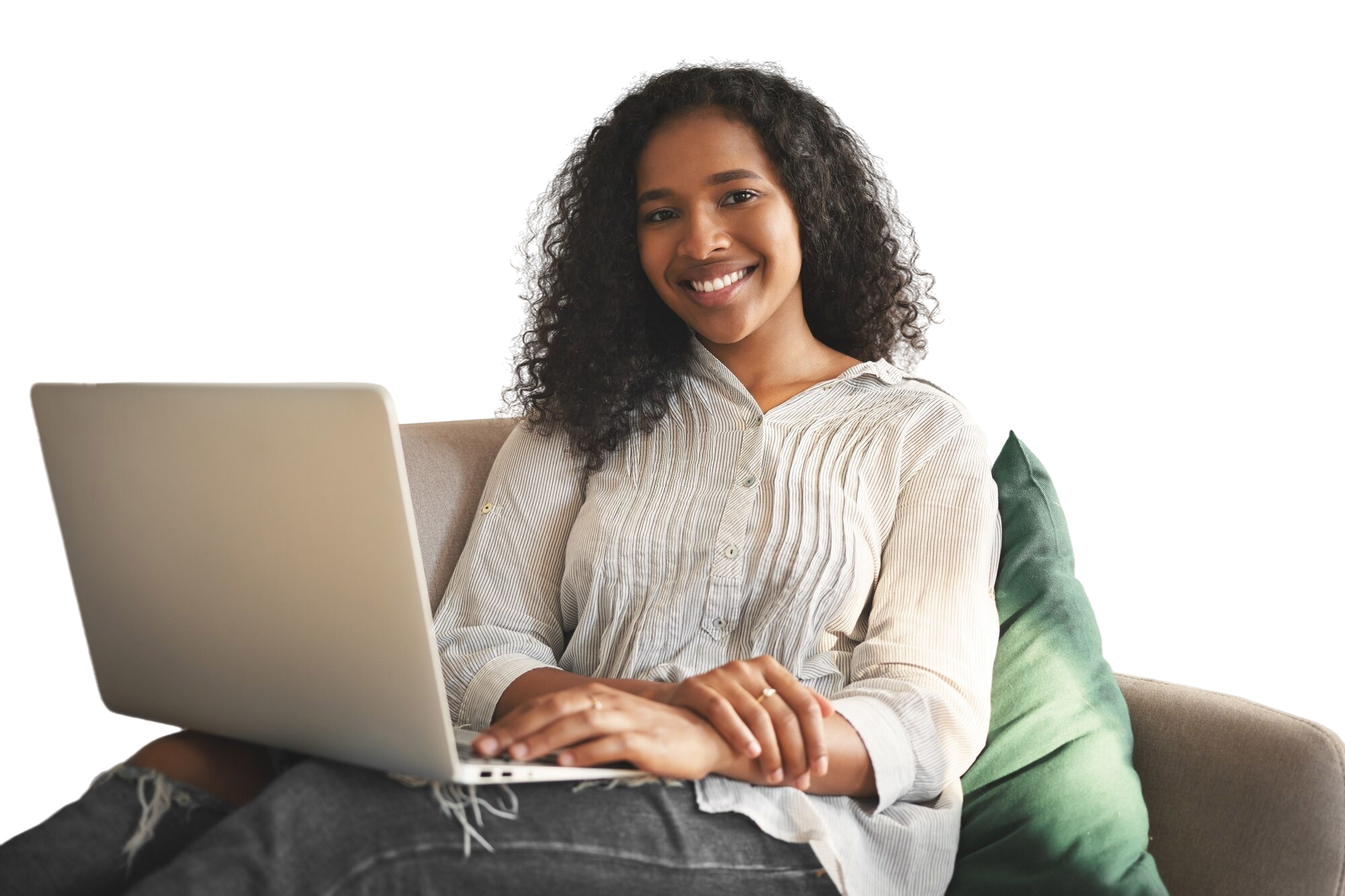Mulher jovem sorridente usando um notebook em casa, navegando na internet.